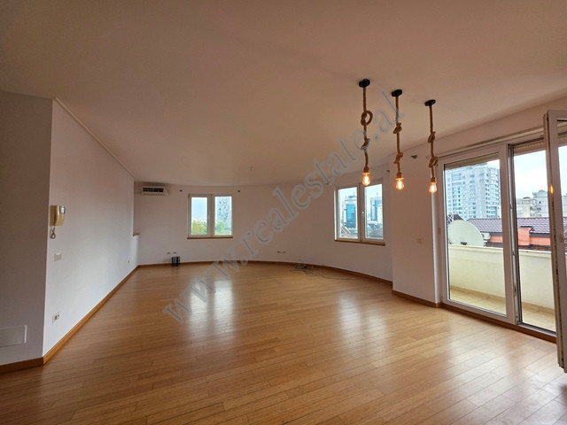 Apartament 3+1 me qira ne rrugen Reshit Collaku, Tirane.